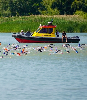 Elrajtolt a Keszthely Triathlon – Idén is mi biztosítjuk az úszószámokat!