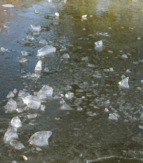 Még nem fagynak jól a tavak – ne menj a jégre!