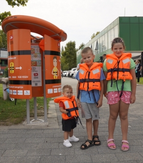 Felavattuk kilencedik mentőmellényállványunkat a Balatonon